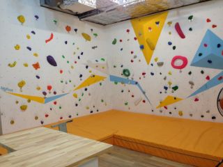 ボルダリングジムbigfoot(福岡店)の写真1