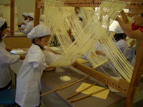 かも川手延素麺 手延麺師大学の写真1
