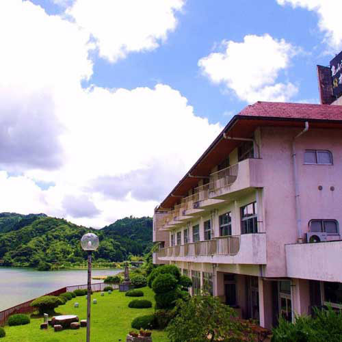 大自然の静寂と天然自噴温泉を愉しむ湯宿 亀山温泉ホテルの写真1