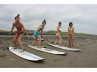 プロサーファー 一ノ瀬さゆり サーフィンスクール