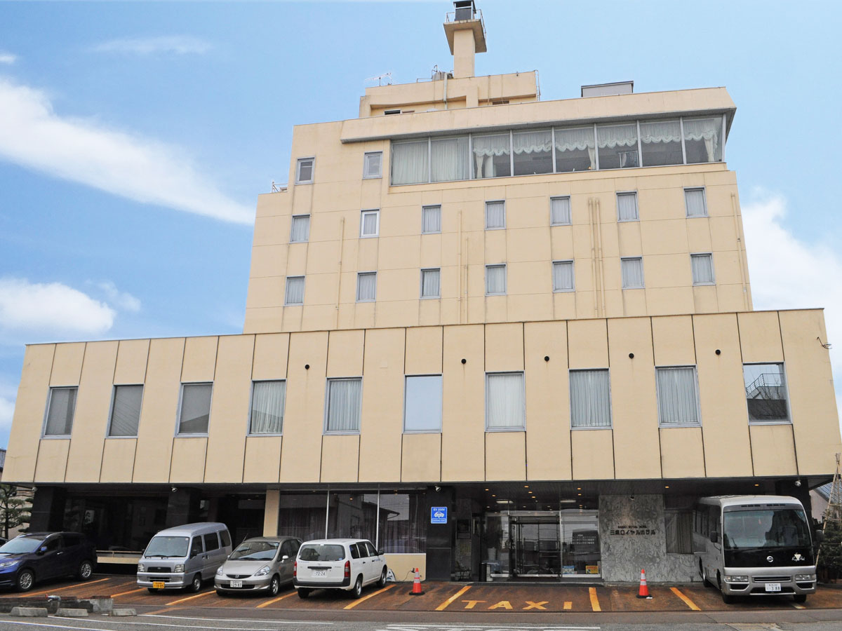 三条ロイヤルホテルの写真1