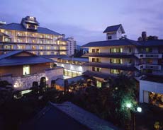 信州・上諏訪温泉 琥珀色の自家源泉を持つ宿の写真1