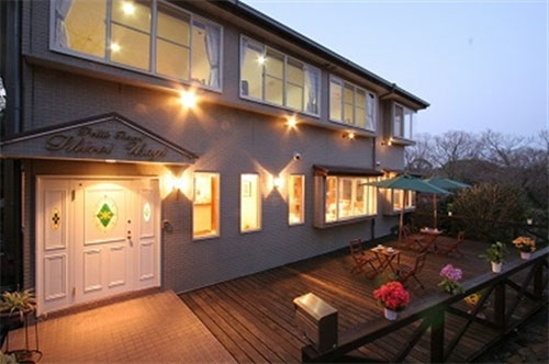 プチリゾート 赤い馬の写真1