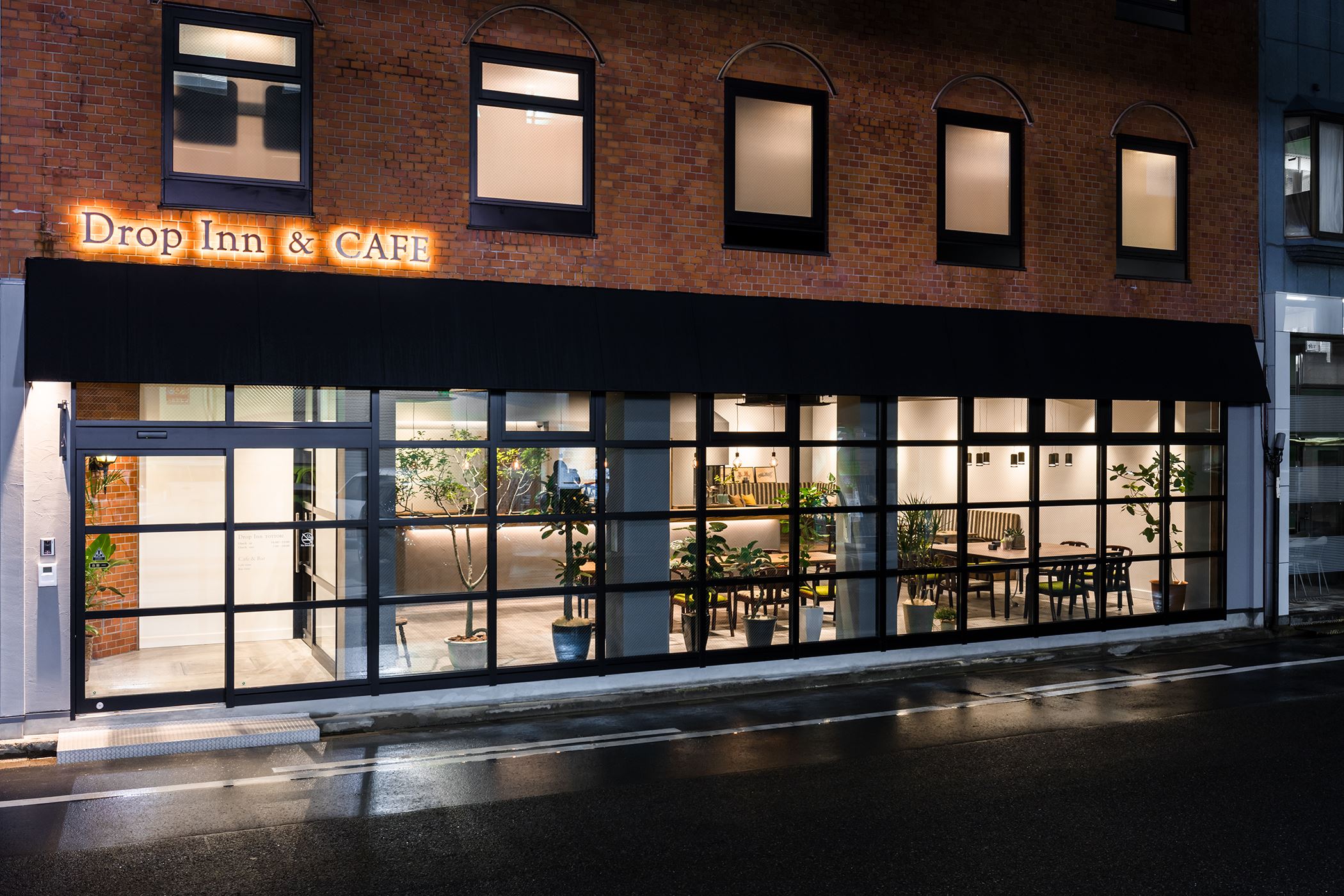 ドロップイン鳥取ラグジュアリー・カプセルホテルの写真1