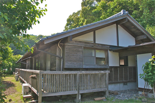 川辺のコテージの写真1