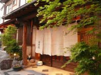 千客の旅情犒ふ 萬力屋