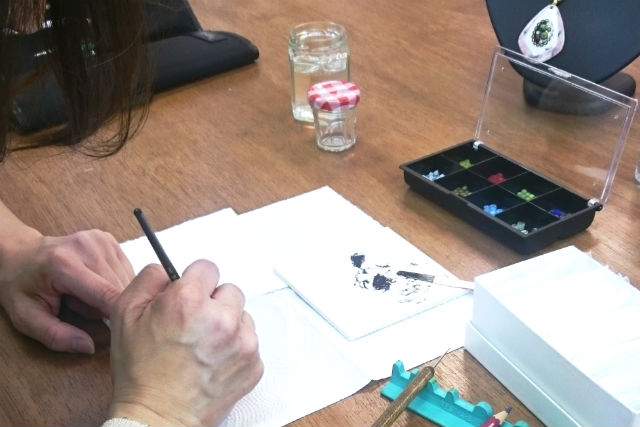 アクセサリーで楽しむ磁器絵教室の写真1