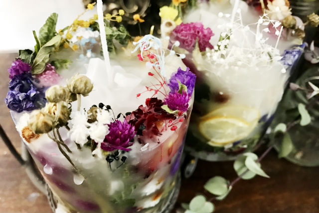 オレンジろうそくの写真1