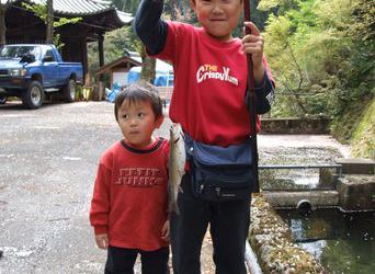 醒井楼 ます釣り体験の写真1