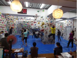 ボルダリングジム空の向こうへ四足歩行