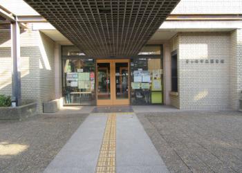 茅ケ崎市立図書館の写真1