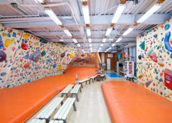 クライミングジムWEST(ROCK調布店)の写真1