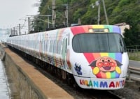 予讃線8000系　アンパンマン列車