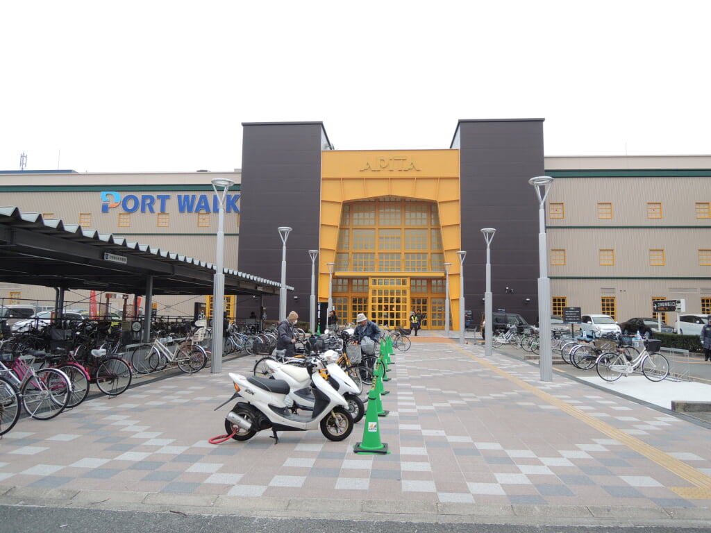 ポートウォークみなと(アピタ港店)の写真1