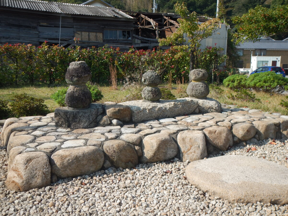 浦島太郎親子の墓の写真1