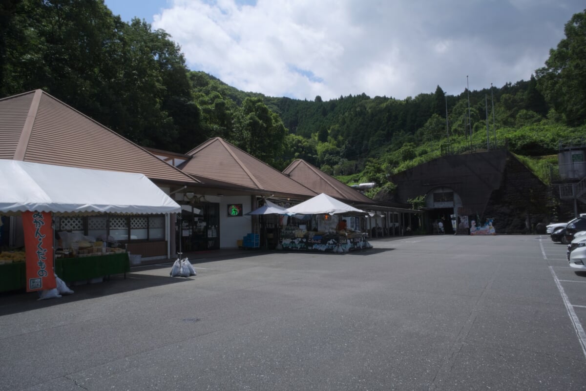 トンネルの駅の写真3
