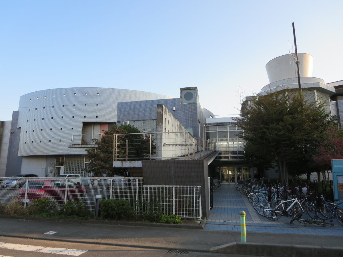 海老名市立有馬図書館の写真1