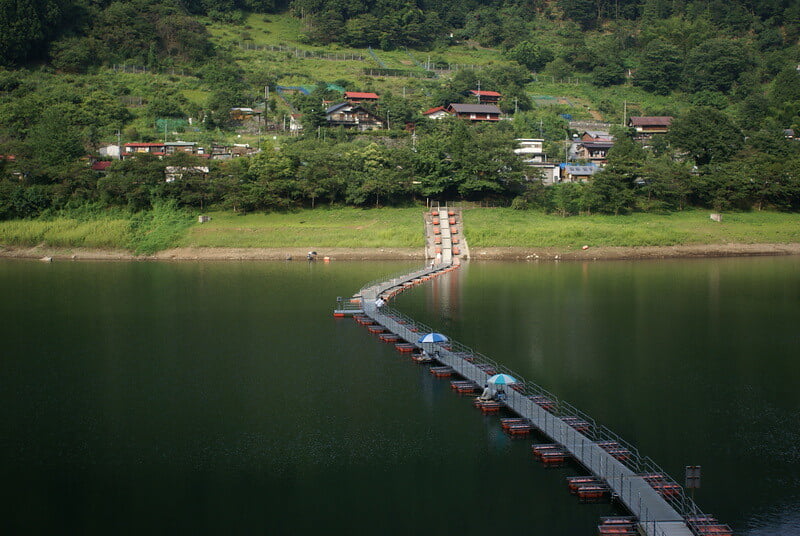 奥多摩湖浮橋 ドラム缶橋の写真2
