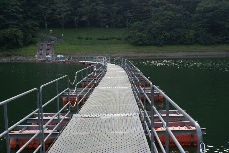奥多摩湖浮橋 ドラム缶橋の写真1