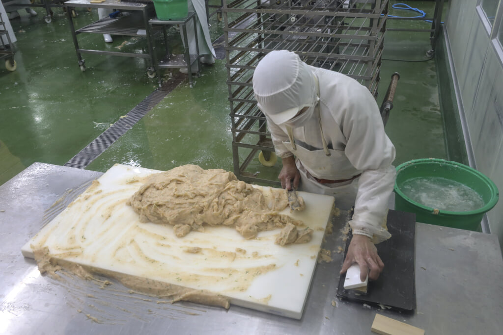 かま栄(工場直売店)の写真2