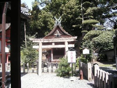 泉穴師神社の写真1