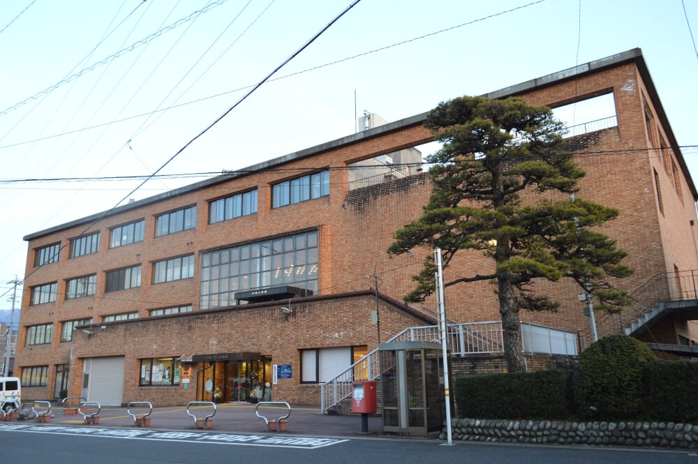 中津川市立図書館の写真1