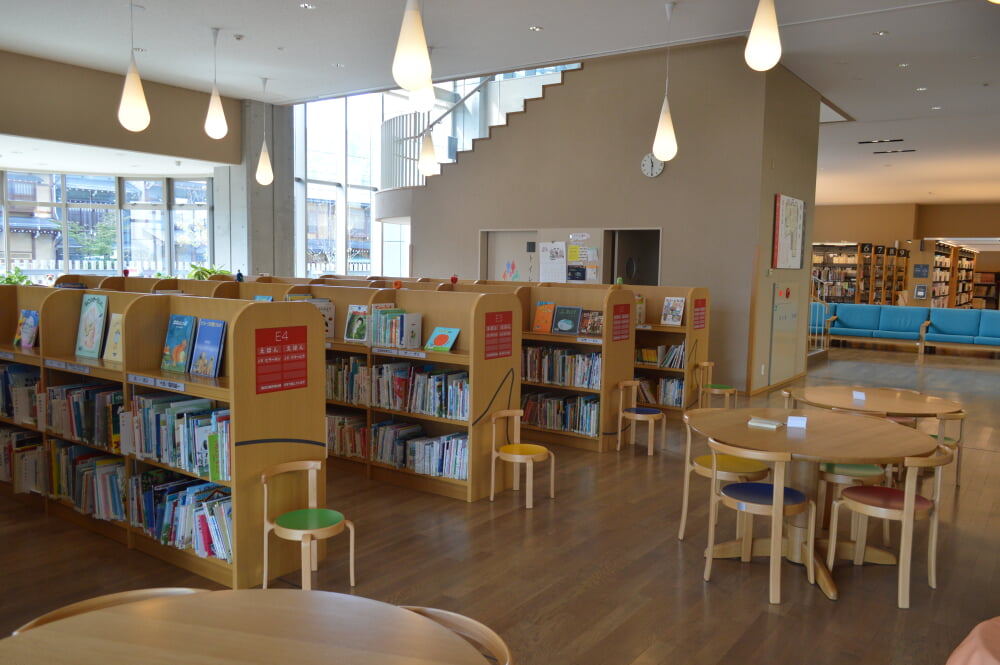 飛騨市図書館の写真4