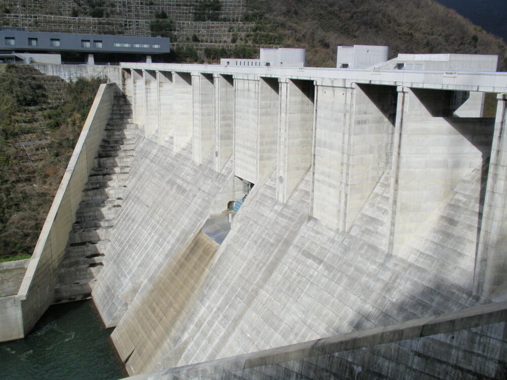 苫田ダムの写真2