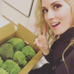 トリバゴCMのお姉さん(ナタリーエモンズ)さんとキャベツ